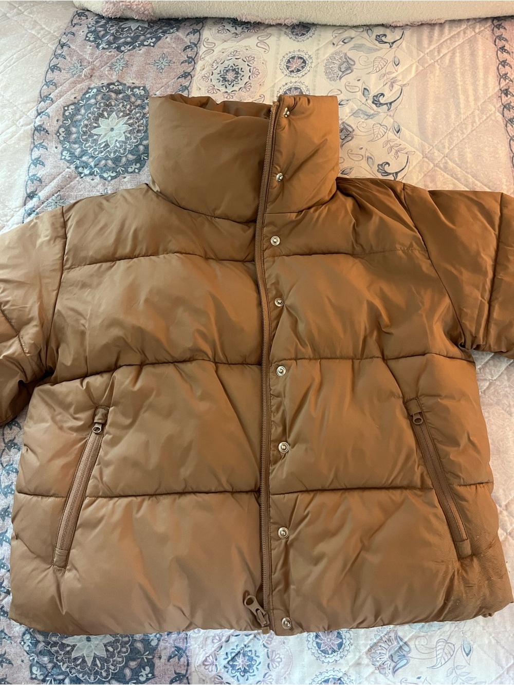ALO Yoga Cropped Tan Puffer Jacket - Picture 3 of 8
